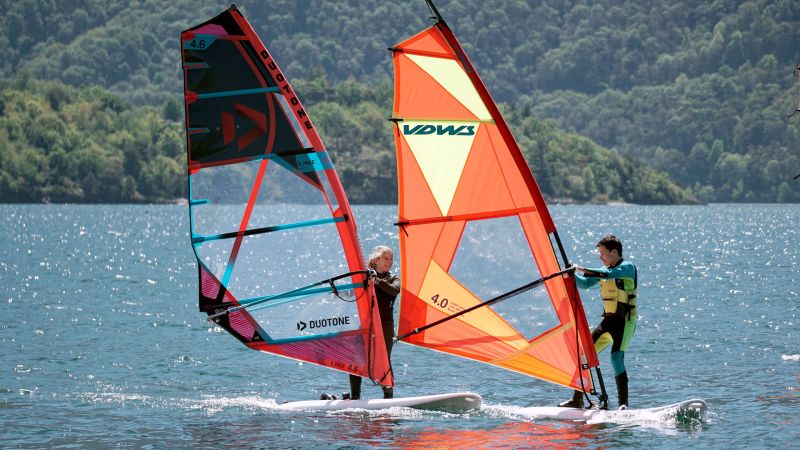 Zwei Windsurfer auf dem See