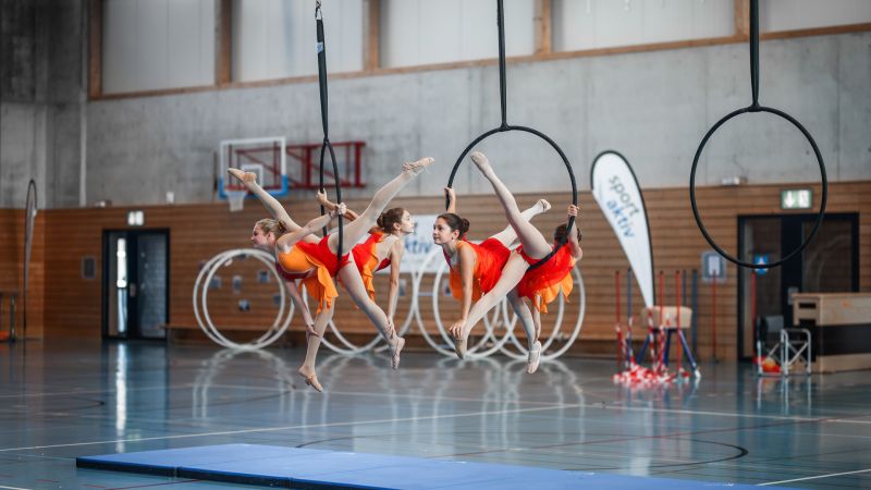 Mädchen turnen an Ringen