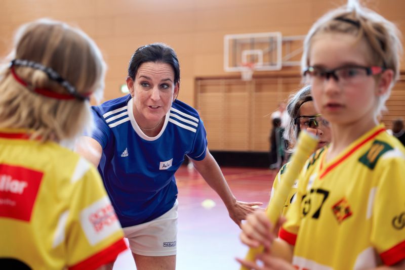 Anita Binder, Teilnehmerin 18plus coach beim Unihockey-Training mit Kinder