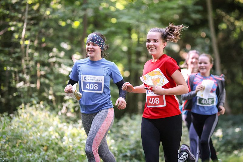 Eine Gruppe Mädchen am Zürcher Orientierungslauf